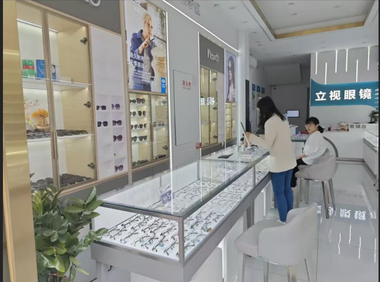 立视眼镜门店环境